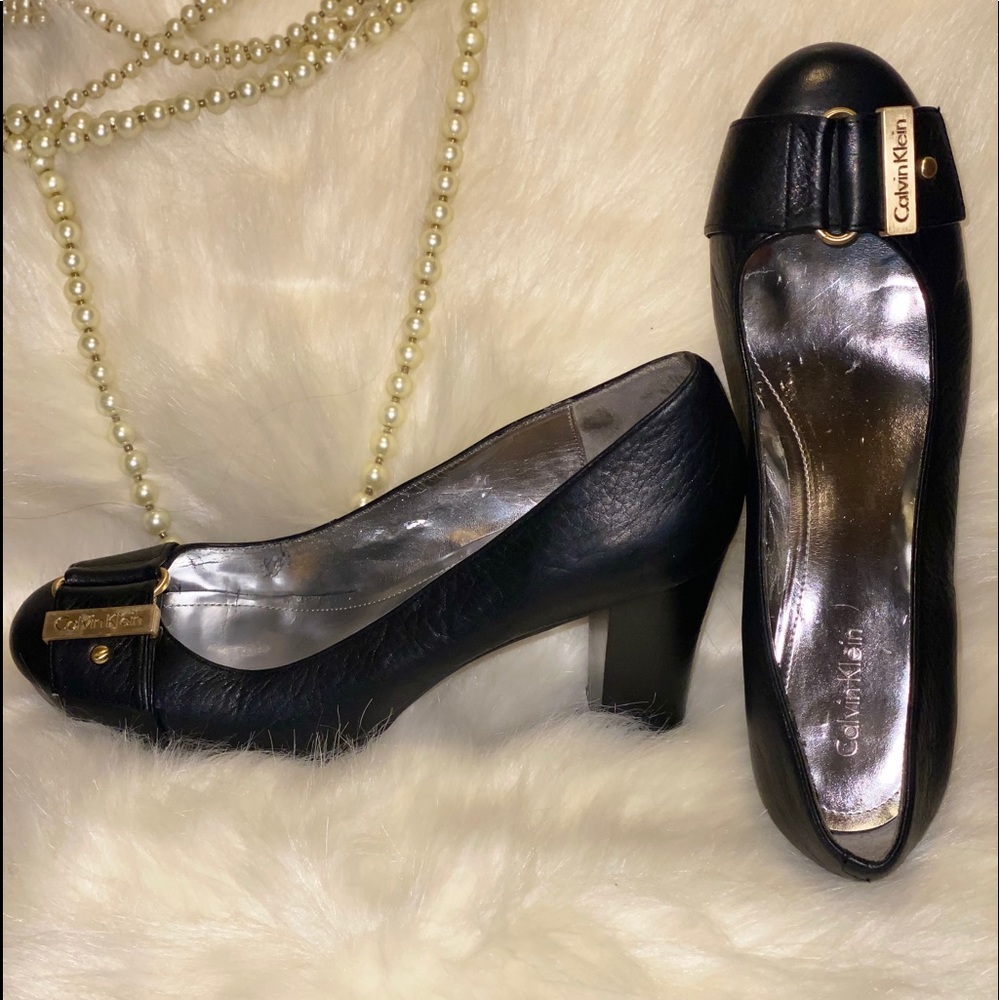 CALVIN KLEIN Round Toe Pumps